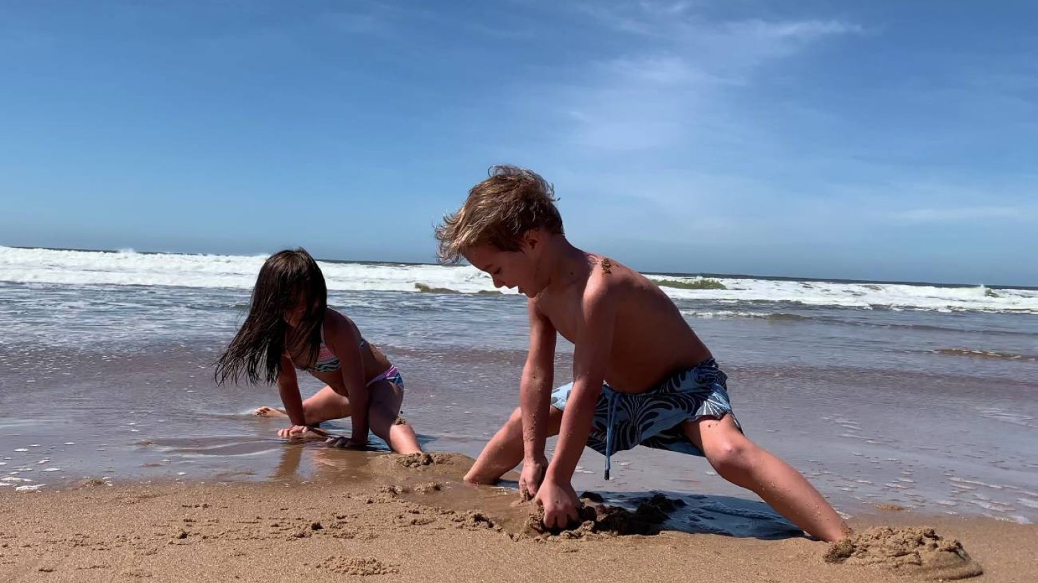 dzieci bawią się na plaży