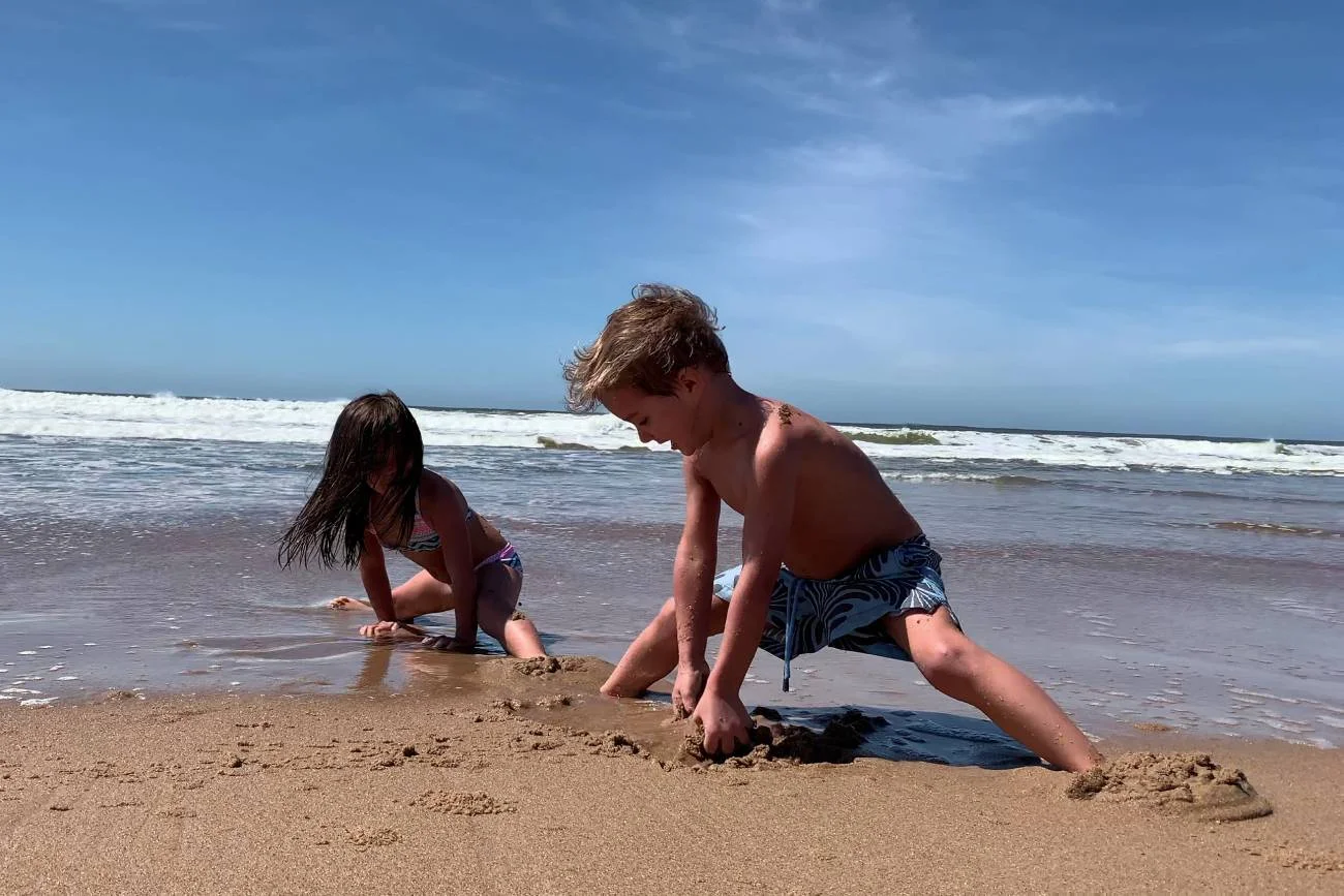 dzieci bawią się na plaży