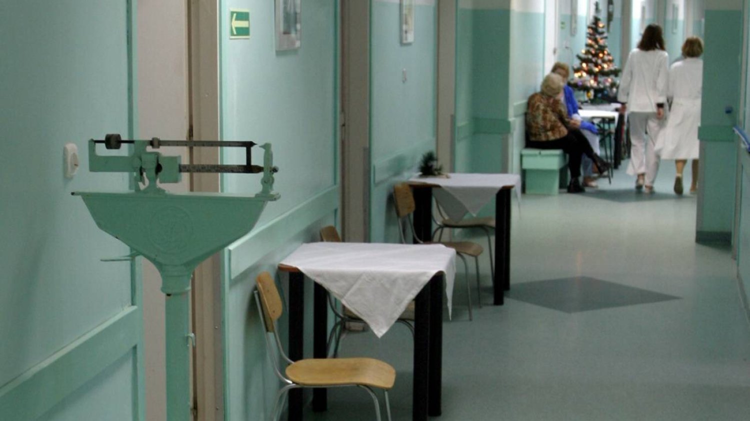 Korytarz w przychodni, gdzie przyjmuje internista, lekarz rodzinny.