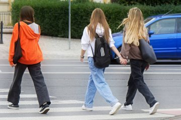 Grupa nastolatek przed lekcjami idzie na papierosa.