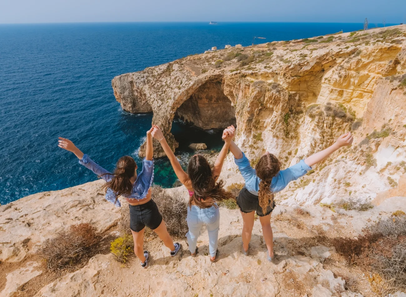 Malta słynie z wysokiego poziomu nauki języka angielskiego w trakcie wakacyjnych kursów. Wyjazdy językowe na Maltę organizują zarówno polskie biura podróży i szkoły językowe, jak i placówki usytuowane już bezpośrednio na terytorium wyspiarskiego państwa.