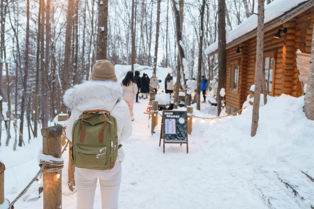 Opiekunka o rodzicach: To nieogarnięte gapy. Widok naklejek w walizce mówi wszystko