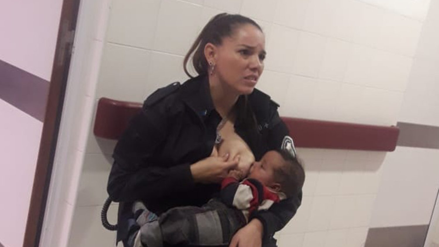 Celeste Ayala utuliła i nakarmiła dziecko