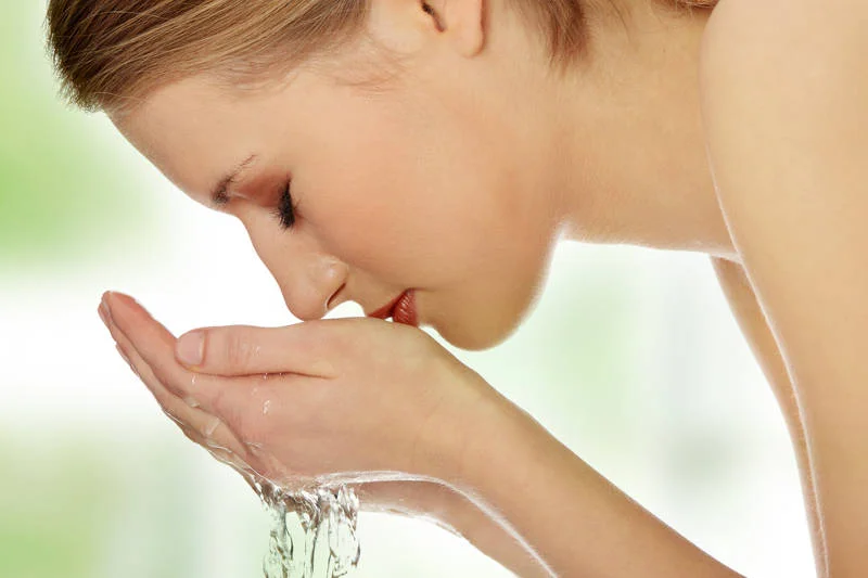 Samą wodą nie oczyścisz skóry z brudu, kurzu i sebum. Ale co powiesz na oczyszczanie węglem lub błotem?