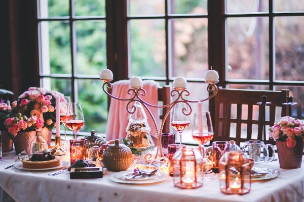 Fot. Pixabay / [url= https://pixabay.com/pl/bo%C5%BCe-narodzenie-tabela-ustawienie-791110/]kaboompics[/url] / [url= https://pixabay.com/pl/service/terms/#usage]CC[/url]