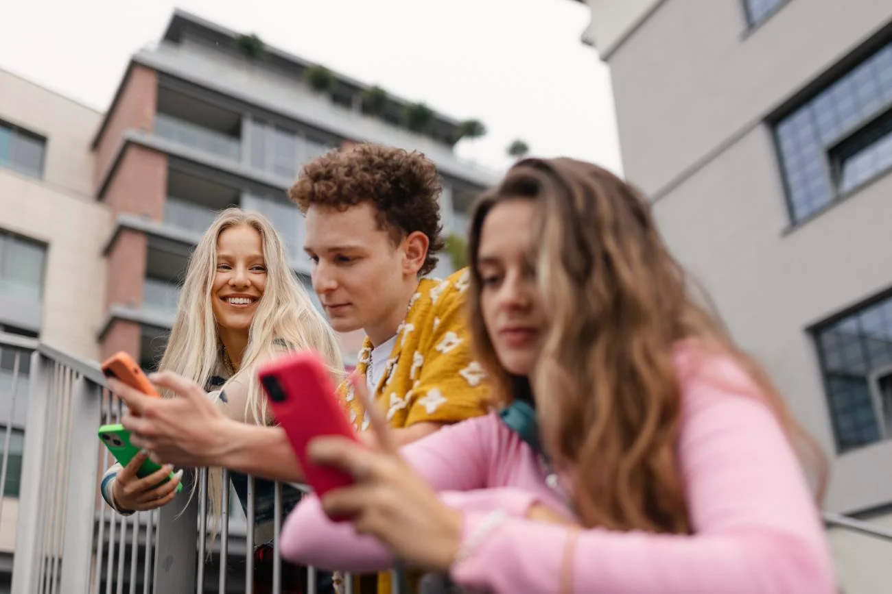Pokolenie zet z telefonami w dłoniach.