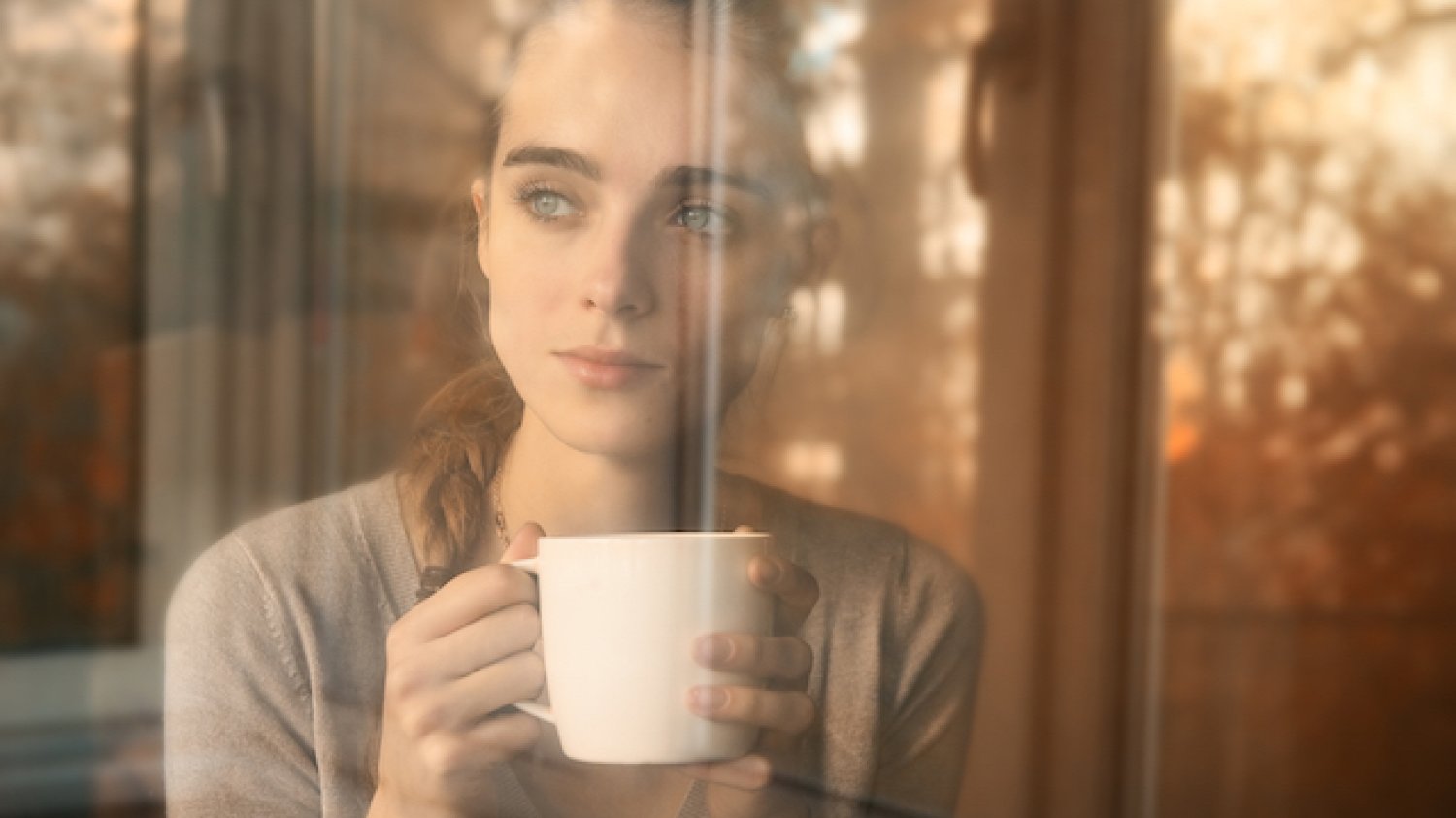 Fot. [url=http://www.shutterstock.com/pl/pic-88226770/stock-photo-beautiful-woman-drinking-coffee-in-the-morning-sitting-by-the-window-view-from-outside.html?src=4uP57JJP0zoW4nEoMWUCmw-1-141] Nikita Starichenko[/url]