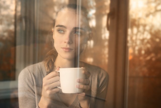 Fot. [url=http://www.shutterstock.com/pl/pic-88226770/stock-photo-beautiful-woman-drinking-coffee-in-the-morning-sitting-by-the-window-view-from-outside.html?src=4uP57JJP0zoW4nEoMWUCmw-1-141] Nikita Starichenko[/url]