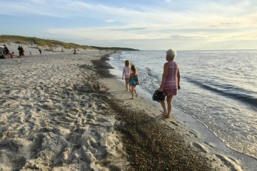 Babcia z wnukami na plaży.