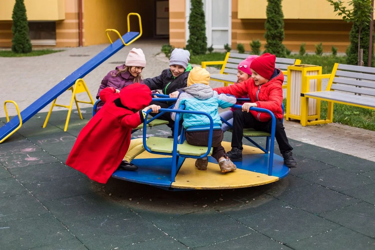 przedszkolaki na placu zabaw