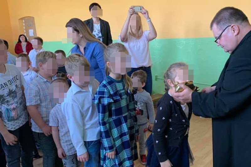 Zdjęcia z apelu w szkole podstawowej oburzyły internautów