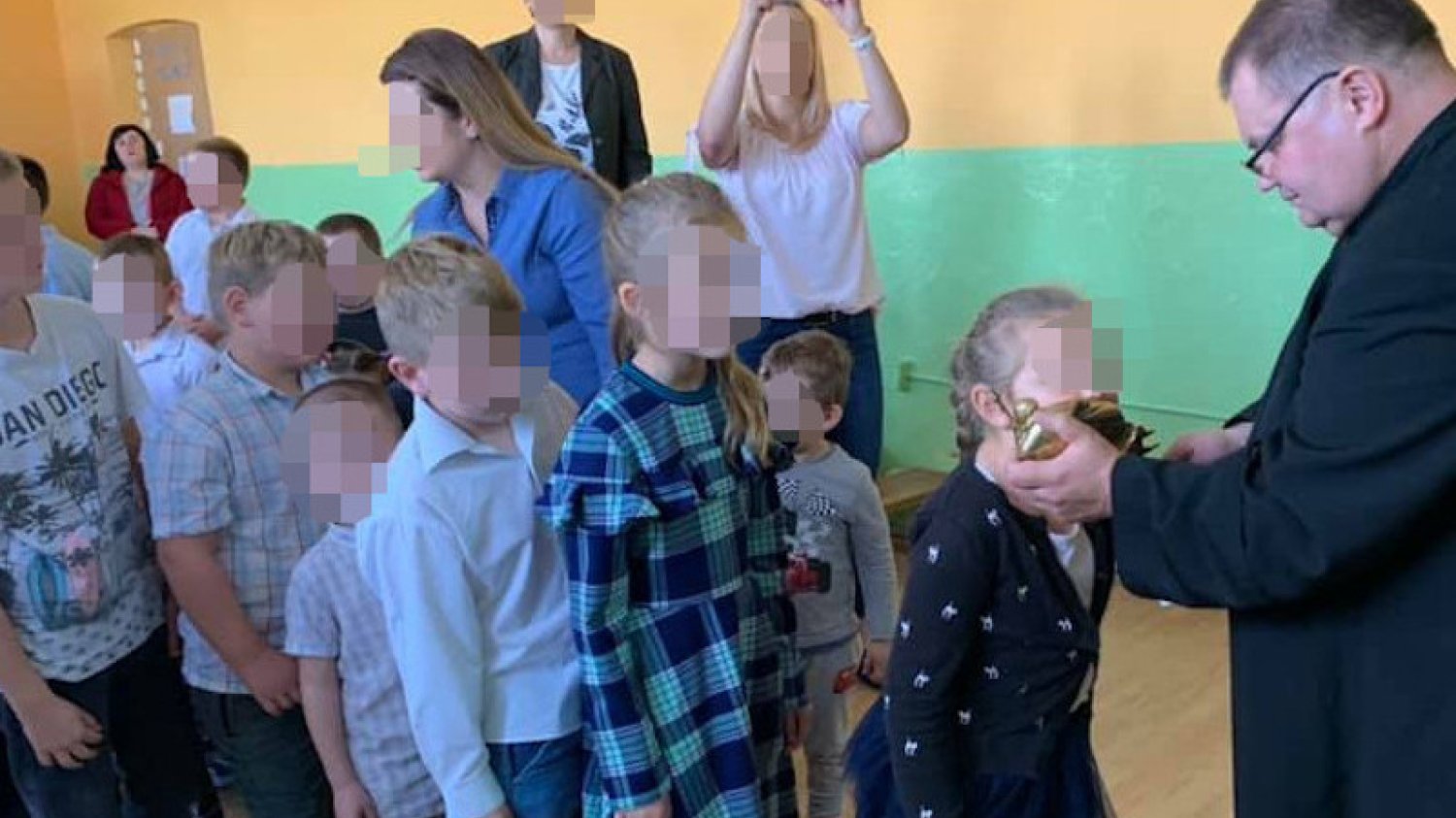 Zdjęcia z apelu w szkole podstawowej oburzyły internautów