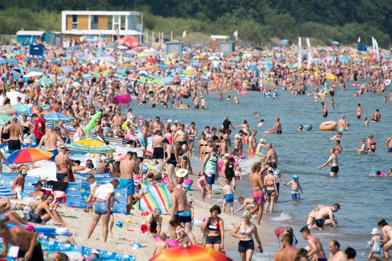 ludzie na plaży