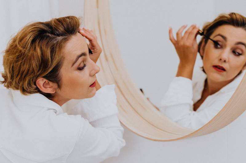 Kobieta malująca rzęsy