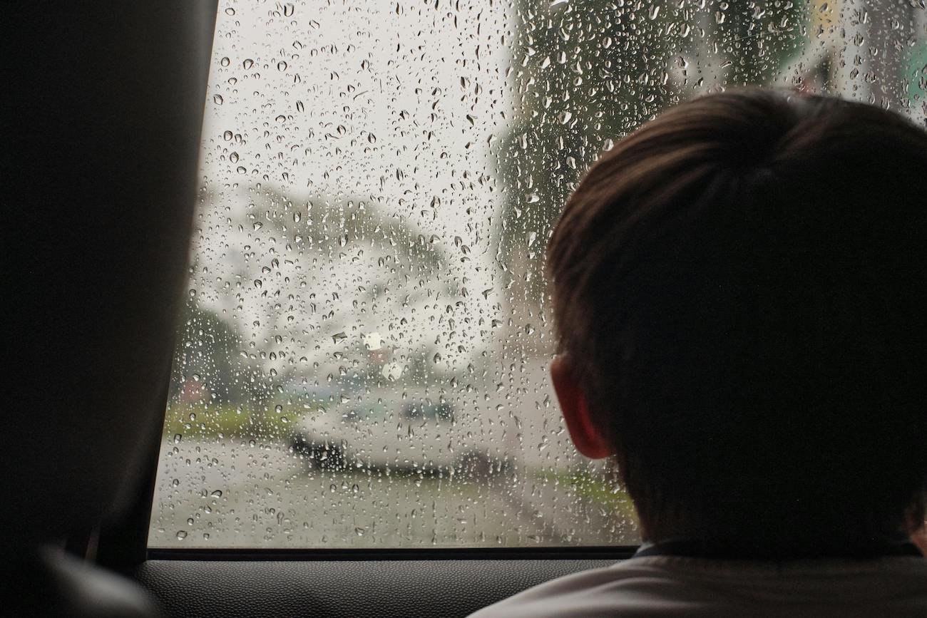 3 proste zabawy na deszczowe dni. "Nudzę się" nie usłyszysz przez kilka godzin