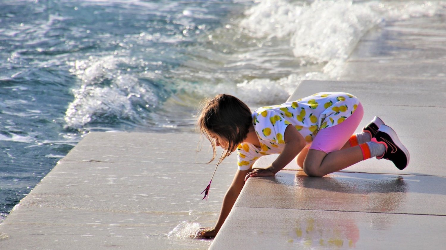 dziewczynka na plaży dziewczynka na plaży