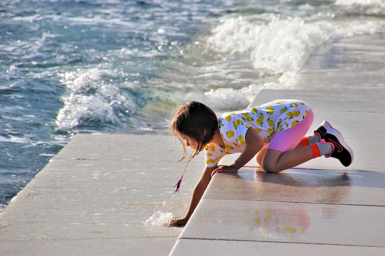 dziewczynka na plaży dziewczynka na plaży
