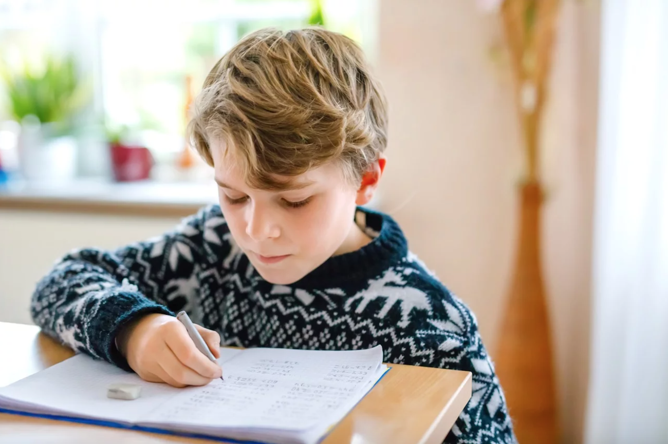 uczeń odrabia pracę domową uczeń odrabia pracę domową