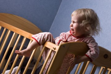 Dziecko wstaje w nocy i przychodzi do łóżka rodziców, płacz, koszmary senne
