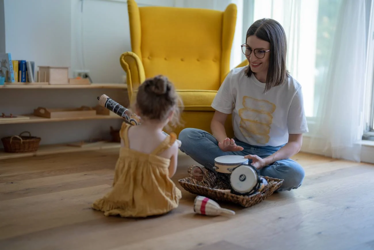 Mama bawi się z córeczką i słucha jej.