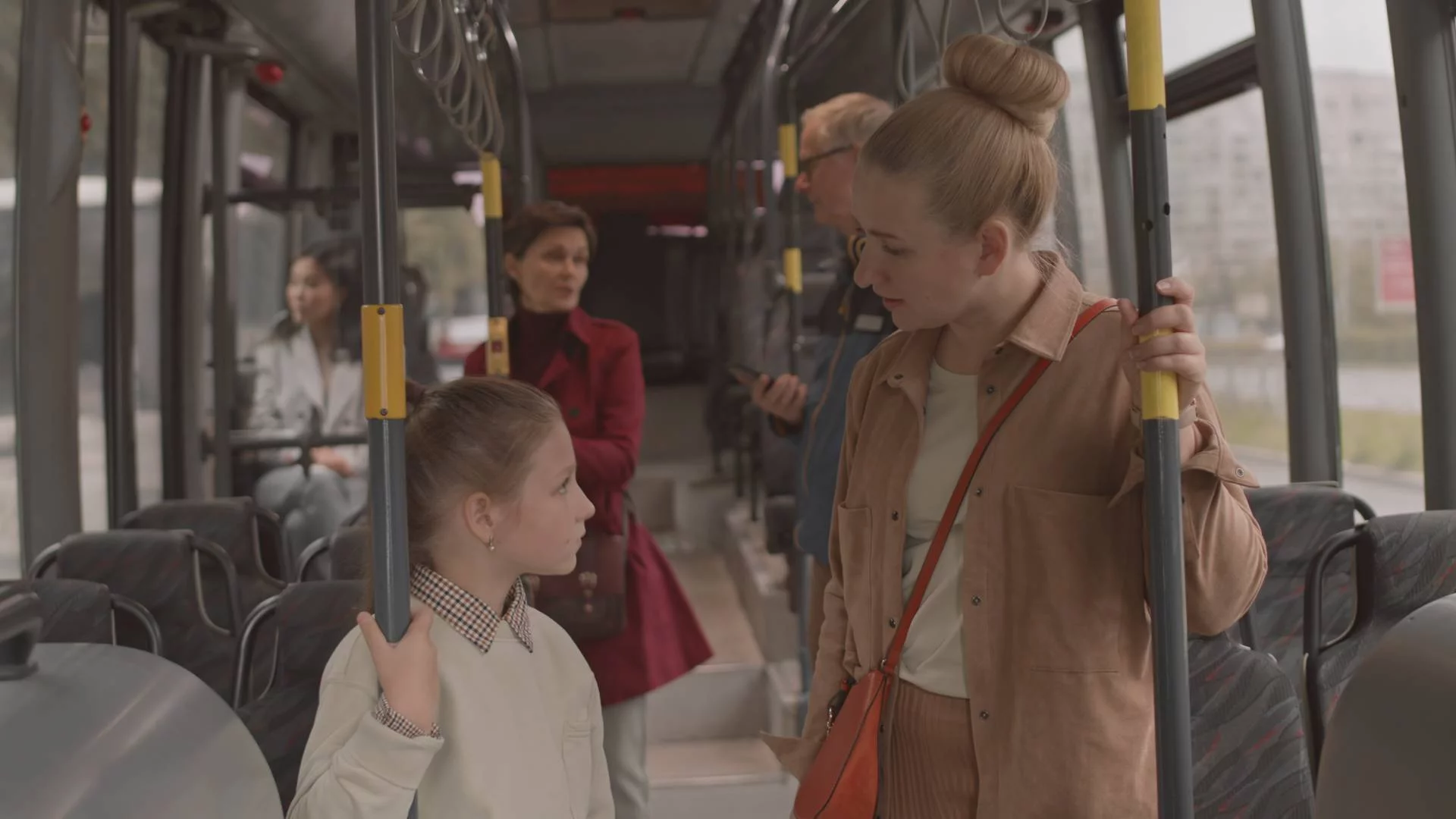 mama z dzieckiem w autobusie