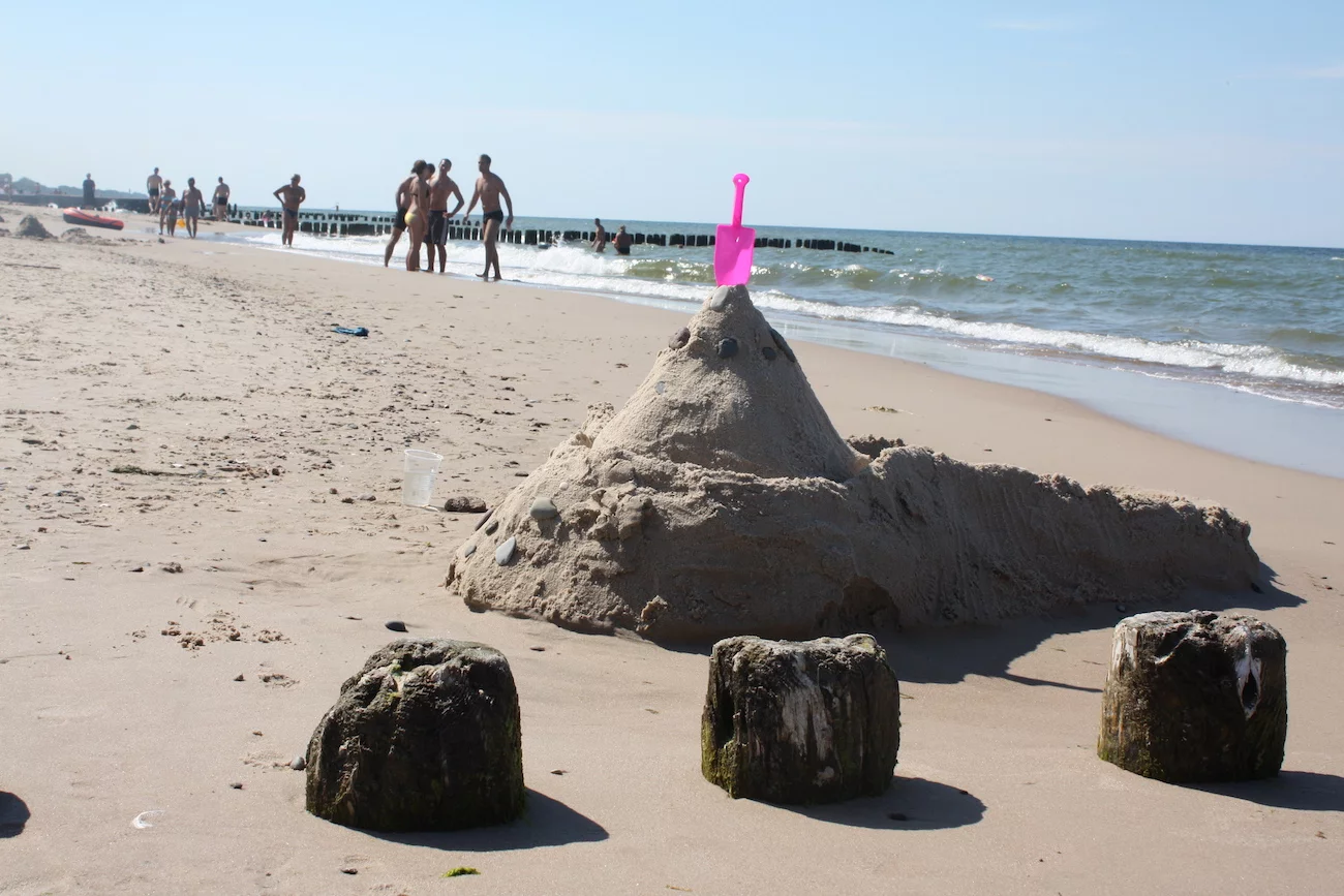 wczasowicze na plaży w Mielnie