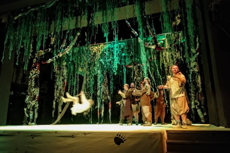 Zdjęcie z próby medialnej spektaklu "Ronja, córka rozbójnika"