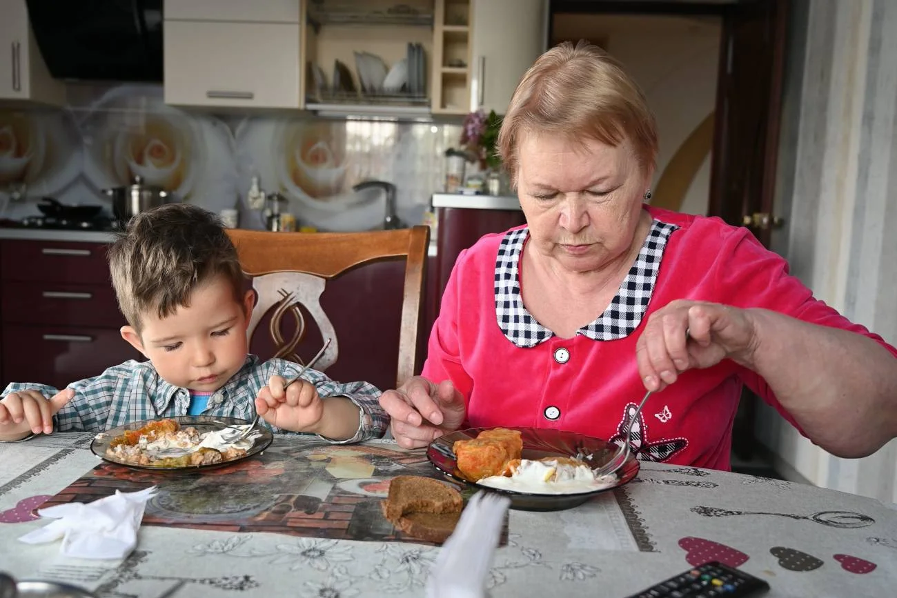 Babcia z wnukiem je obiad.