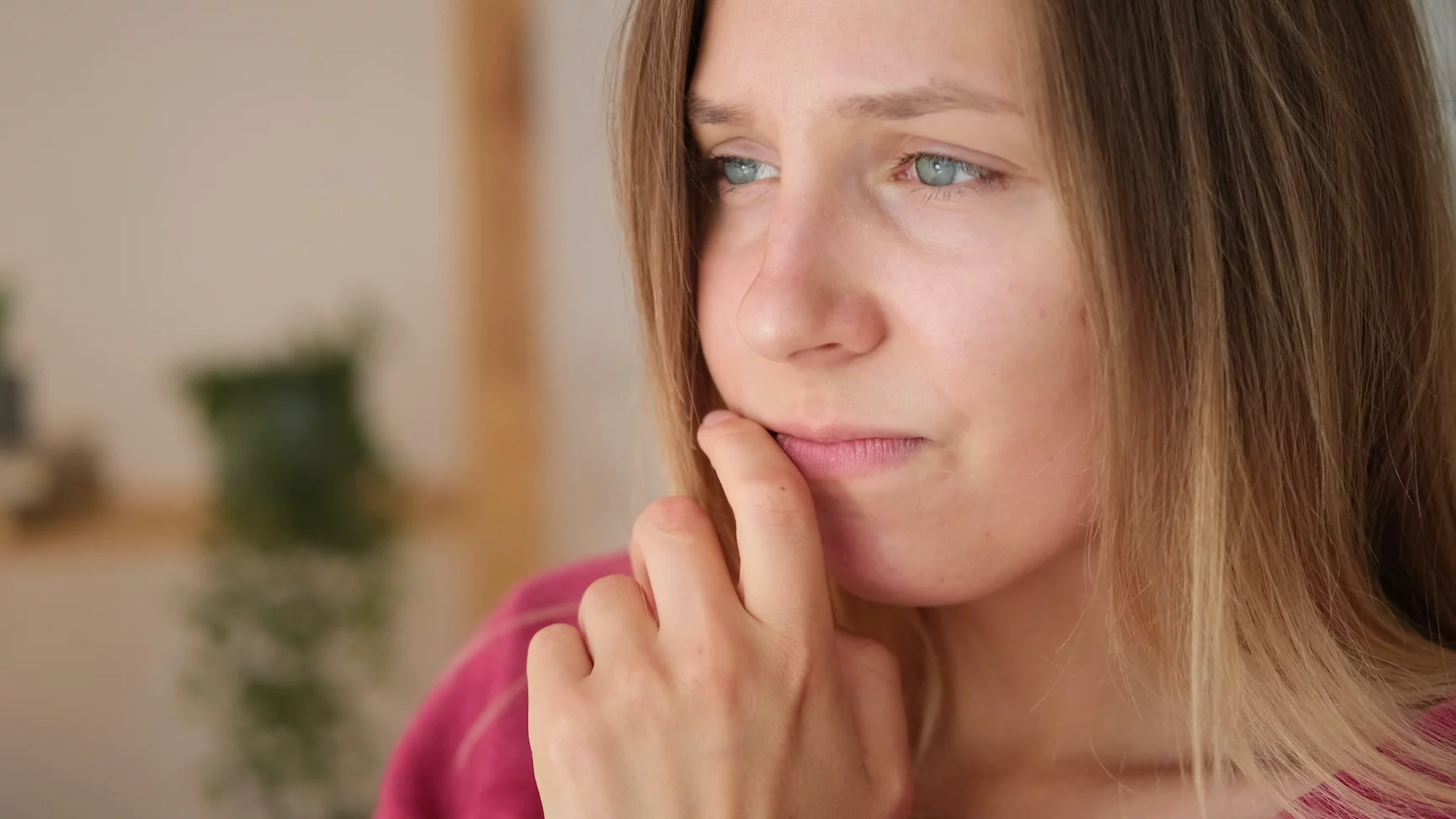 Poronienie może zostawić ślad w psychice kobiety na długie lata. Smutna, zamyślona kobieta