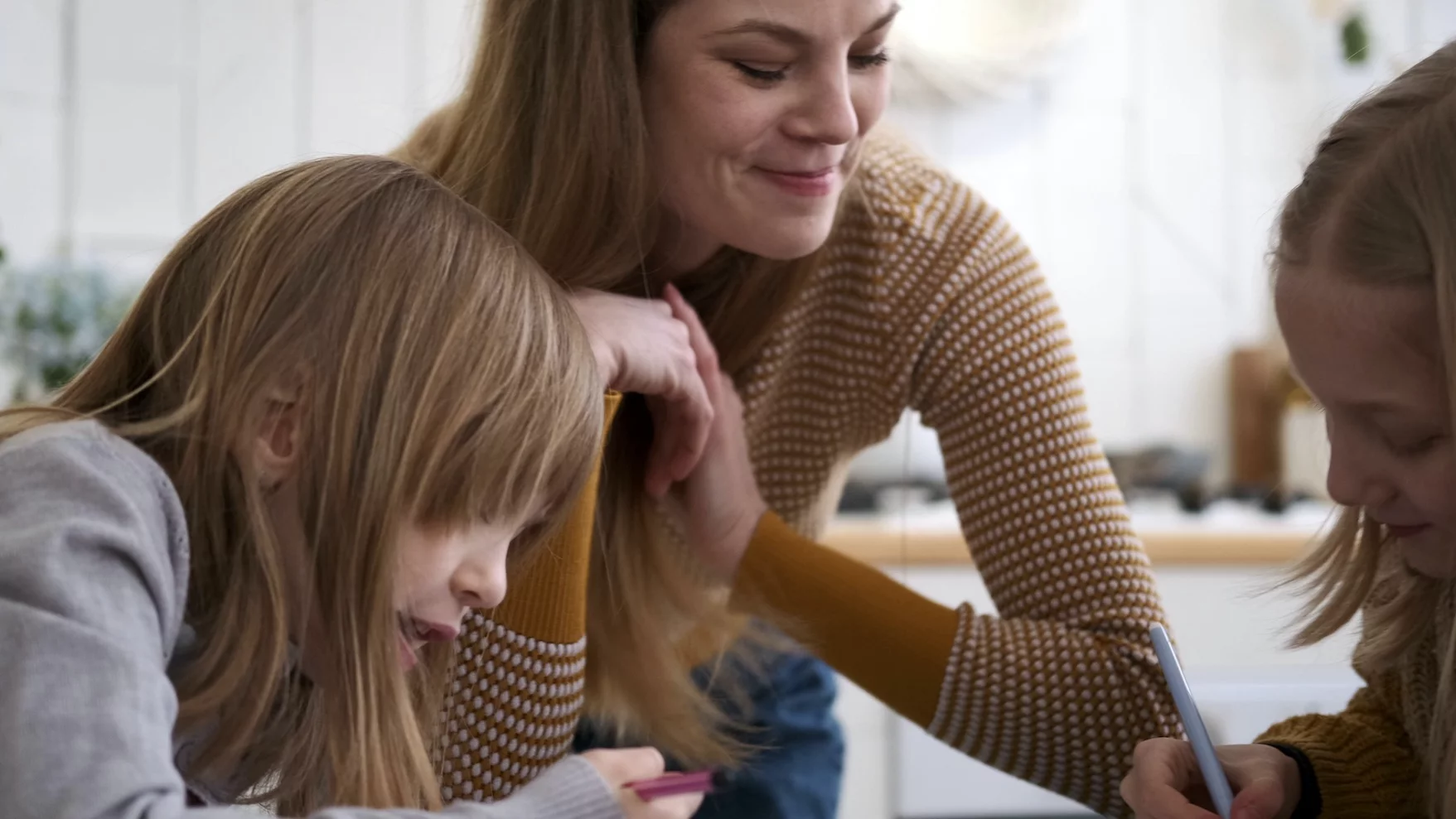 Łamigłówki i zagadki bardzo dobrze trenują umiejętności intelektualne Kobieta zadała swoim córkom zagadkę, próbują ją rozwiązać
