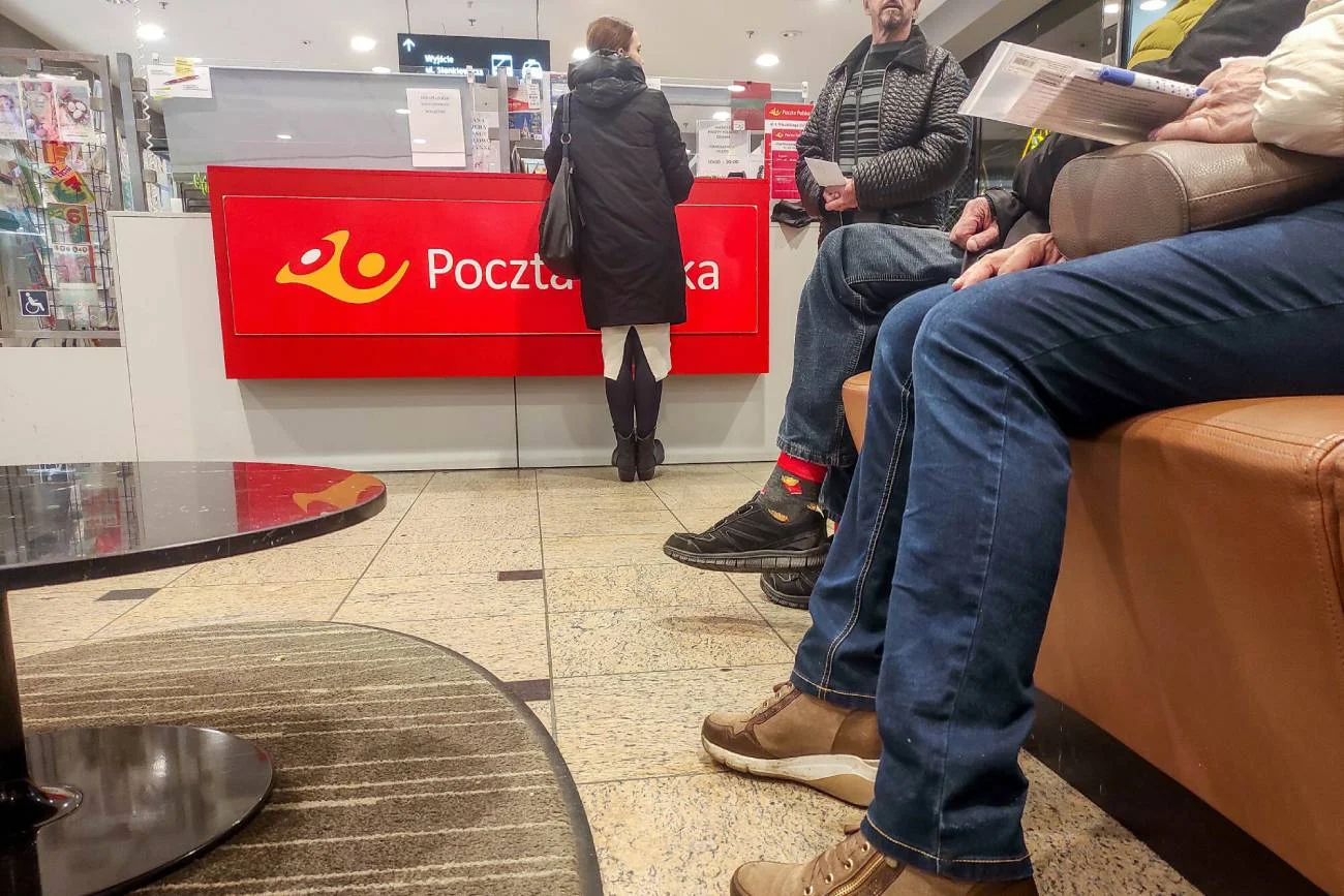 Kolejka w urzędzie pocztowym. Kolejka w urzędzie pocztowym.