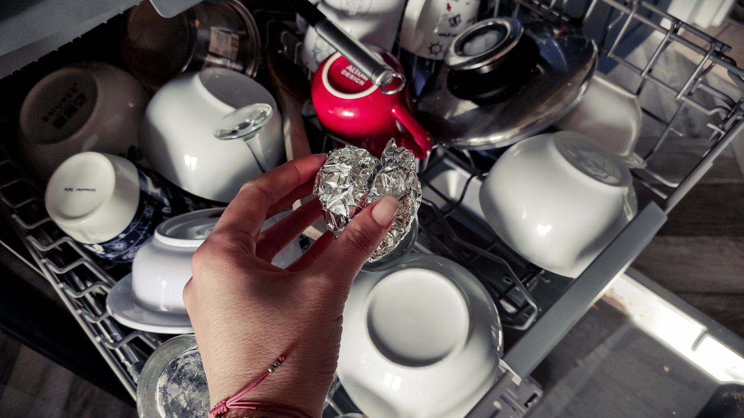 Zacieki na naczyniach, zacieki ze zmywarki, folia aluminiowa w zmywarce.