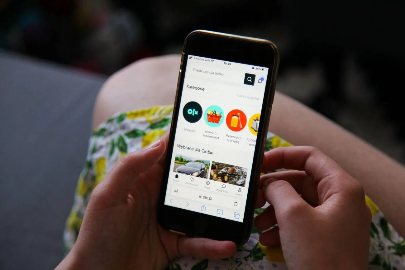Smartfon z aplikacją OLX.