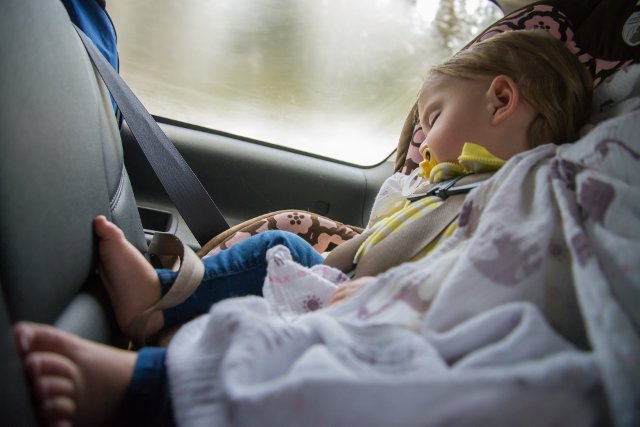 Mama Pediatra przestrzega przez zostawianiem dzieci w aucie