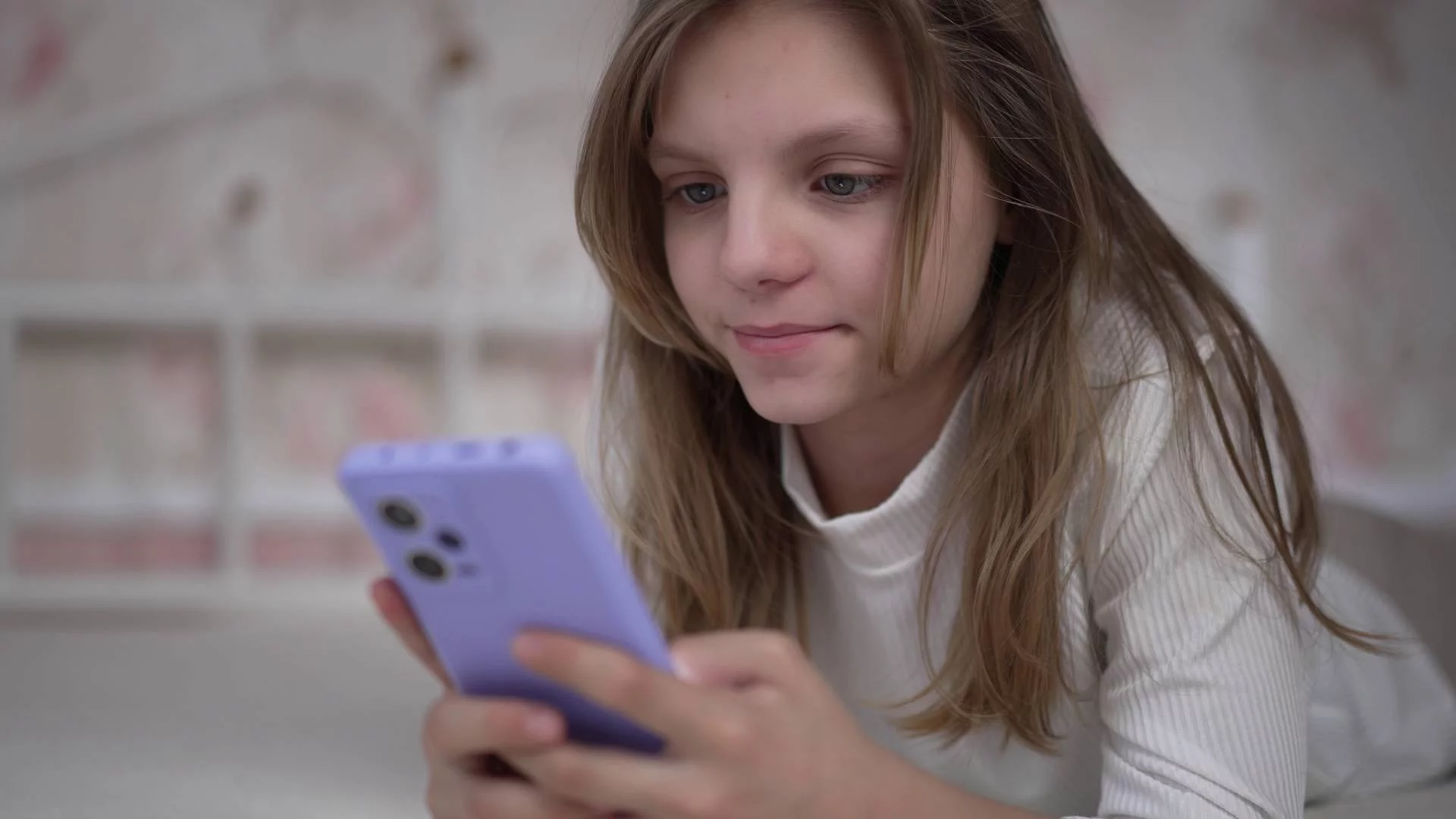 nastolatka scrolluje ekran smartfona nastolatka scrolluje ekran smartfona