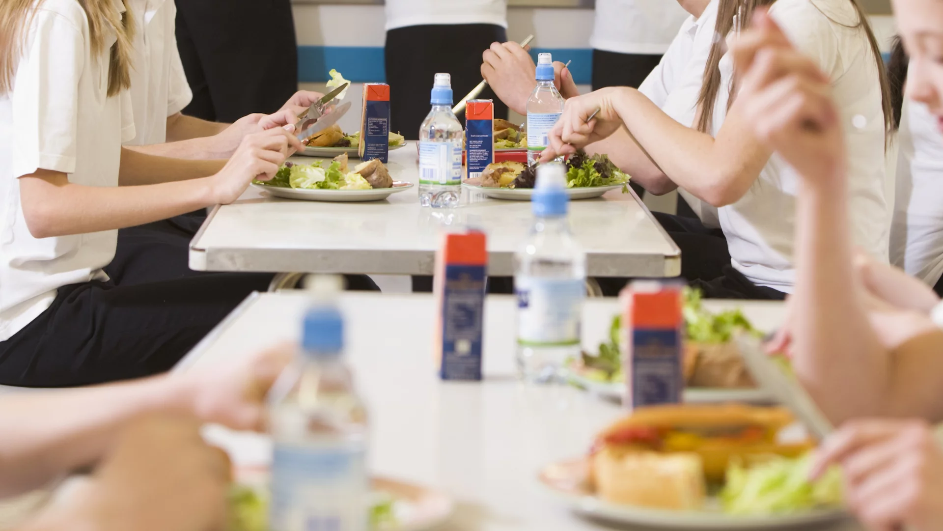 dzieci na szkolnej stołówce dzieci na szkolnej stołówce