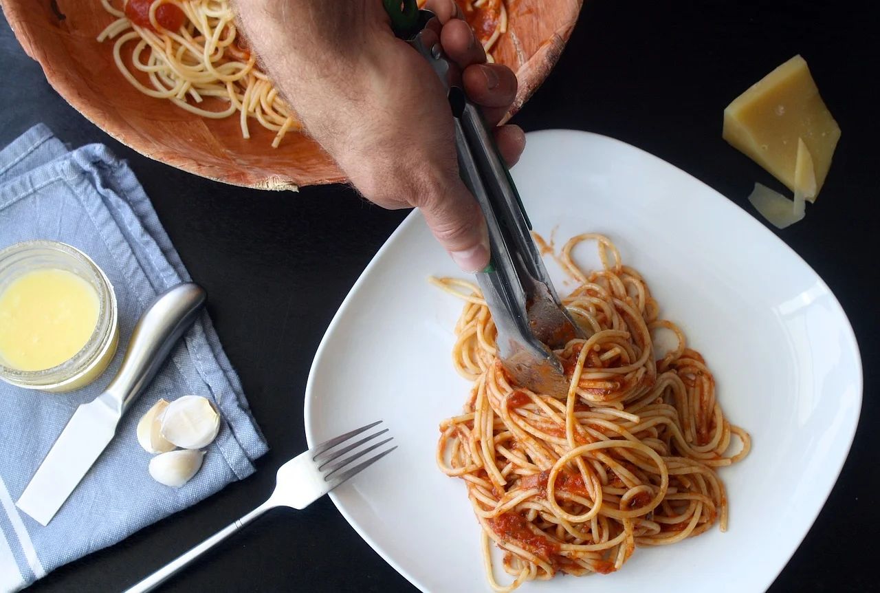 Przepis na makaron z "The Bear", pasta pomodora z The Bear, Family Meal Spaghetti z The Bear