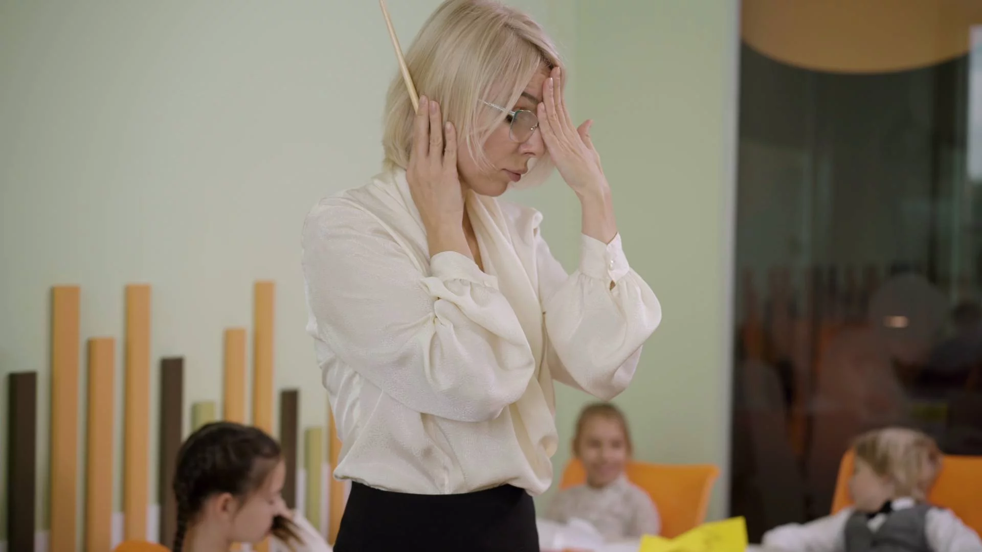 Zmęczona, zirytowana nauczycielka podczas lekcji