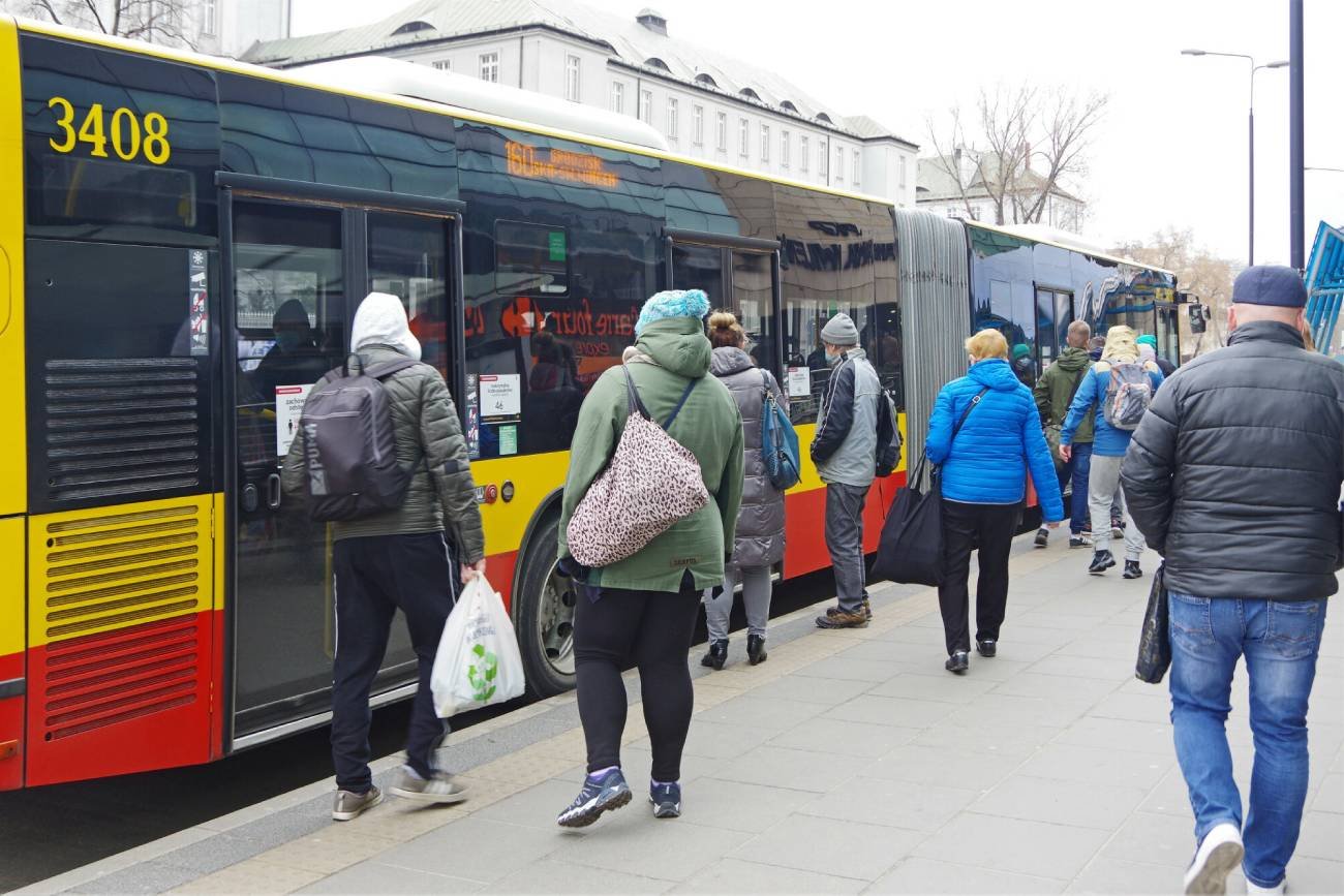 Pasażerowie wsiadają do autobusu miejskiego. Pasażerowie wsiadają do autobusu miejskiego.