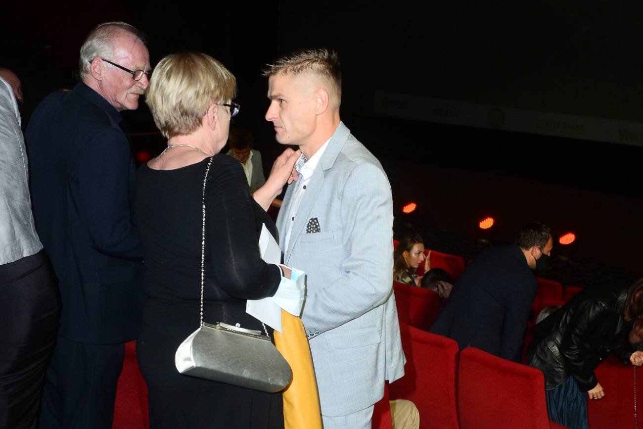 Tomasz Komenda na premierze filmu "25 lat niewinności. Sprawa Tomka Komendy" z mamą Teresą Klemańską.