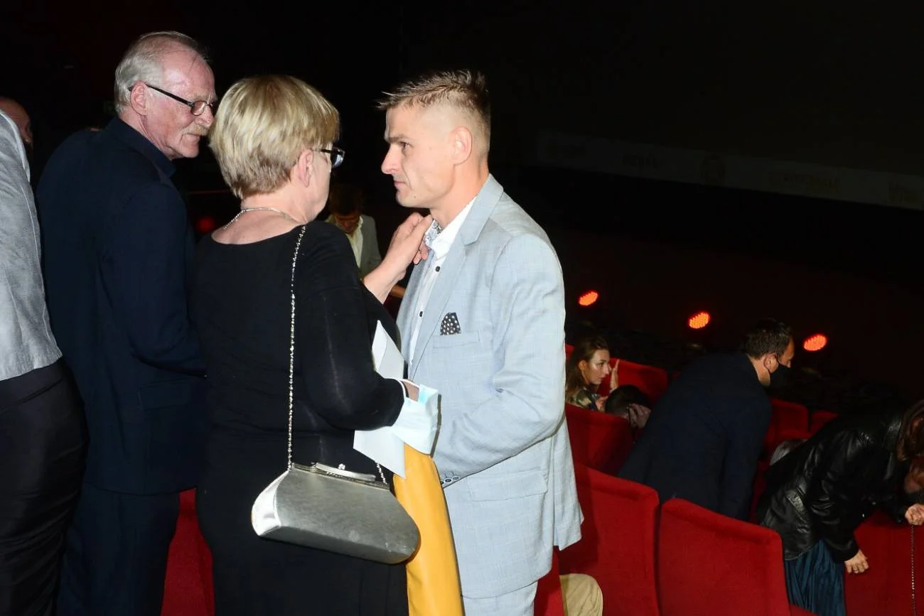 Tomasz Komenda na premierze filmu "25 lat niewinności. Sprawa Tomka Komendy" z mamą Teresą Klemańską.