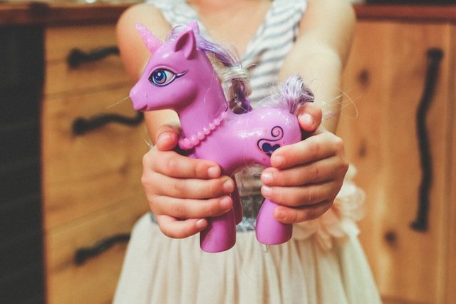 Fot. Pexels / [url=https://www.pexels.com/photo/child-holding-unicorn-toy-6191/]kaboompics[/url] / [url=https://www.pexels.com/photo-license/]CC0 License[/url]
