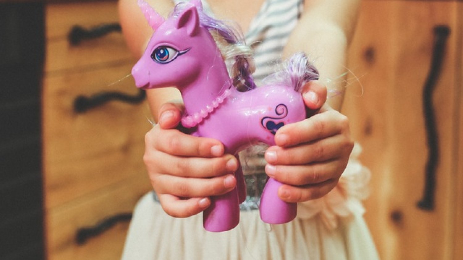 Fot. Pexels / [url=https://www.pexels.com/photo/child-holding-unicorn-toy-6191/]kaboompics[/url] / [url=https://www.pexels.com/photo-license/]CC0 License[/url]
