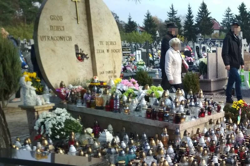 Zmarłych przykuł uwagę każdego, kto wszedł na cmentarz.