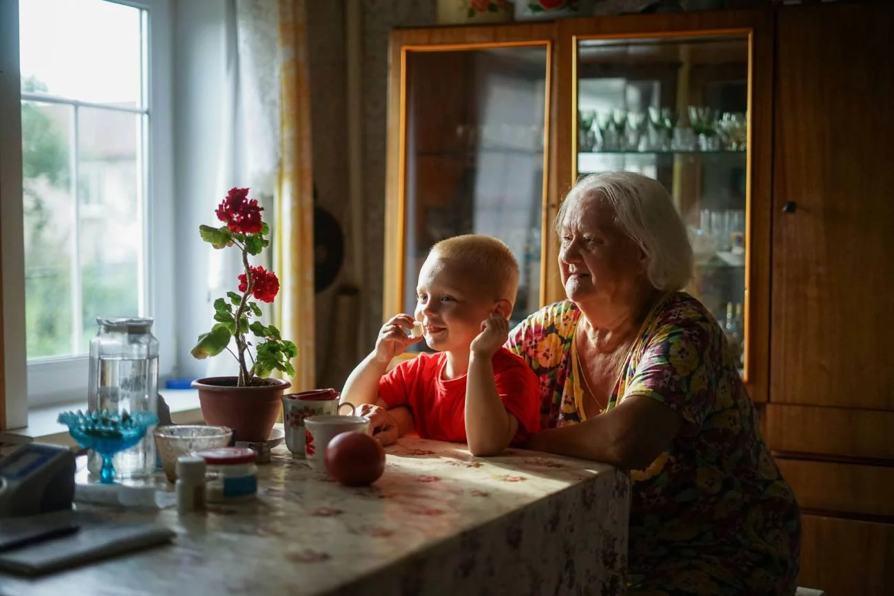 babcia z wnuczkiem