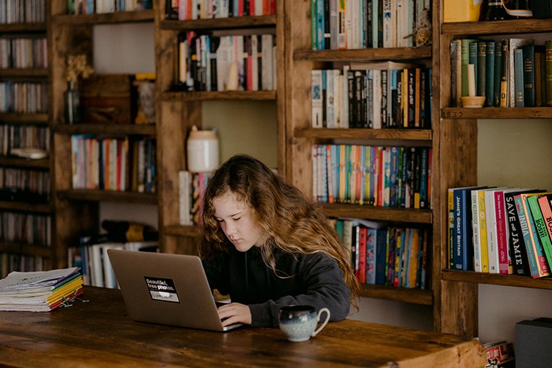 Polska edukacja w praktyce - rodzice szukają osób, które napiszą pracę na piątkę