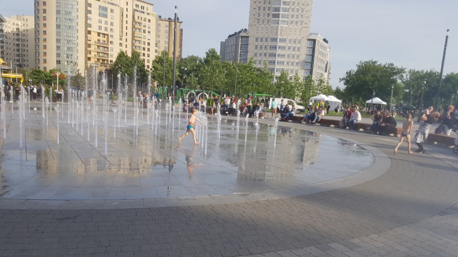 Jeszcze na dobre nie zaczęło się lato, a w fontannach miejskich już kąpią się dzieci