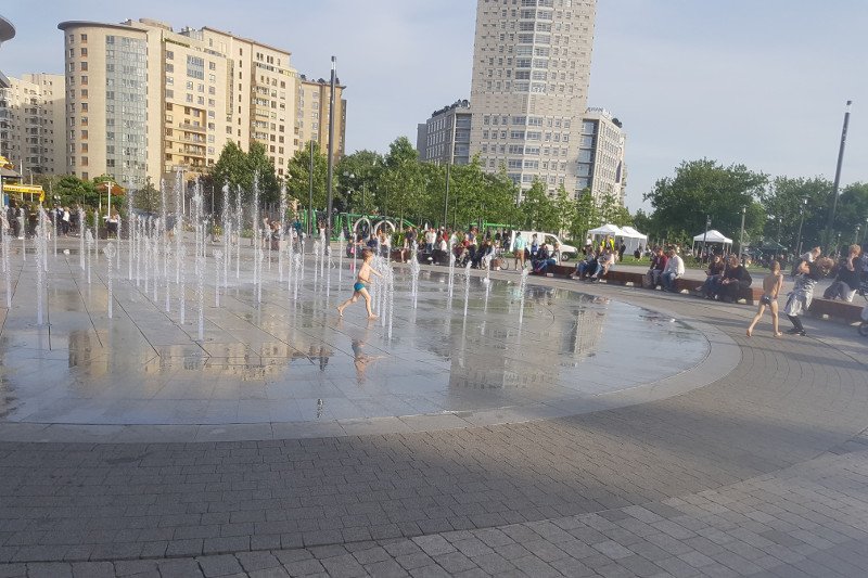 Jeszcze na dobre nie zaczęło się lato, a w fontannach miejskich już kąpią się dzieci