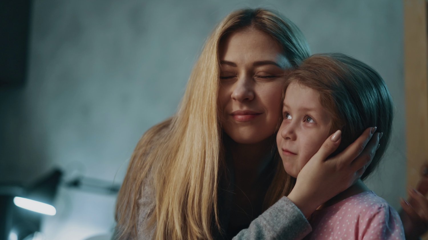 Jak wzmocnić w dziecku poczucie własnej wartości? Mama przytula dziecko