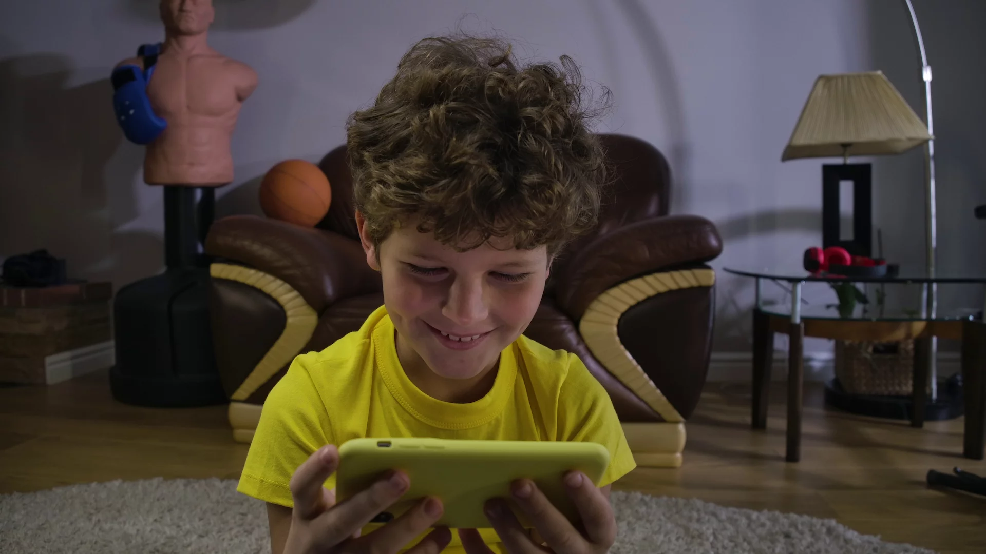 Jak oderwać dziecko od telefonu? Oto 3 sprawdzone metody, które naprawdę działają